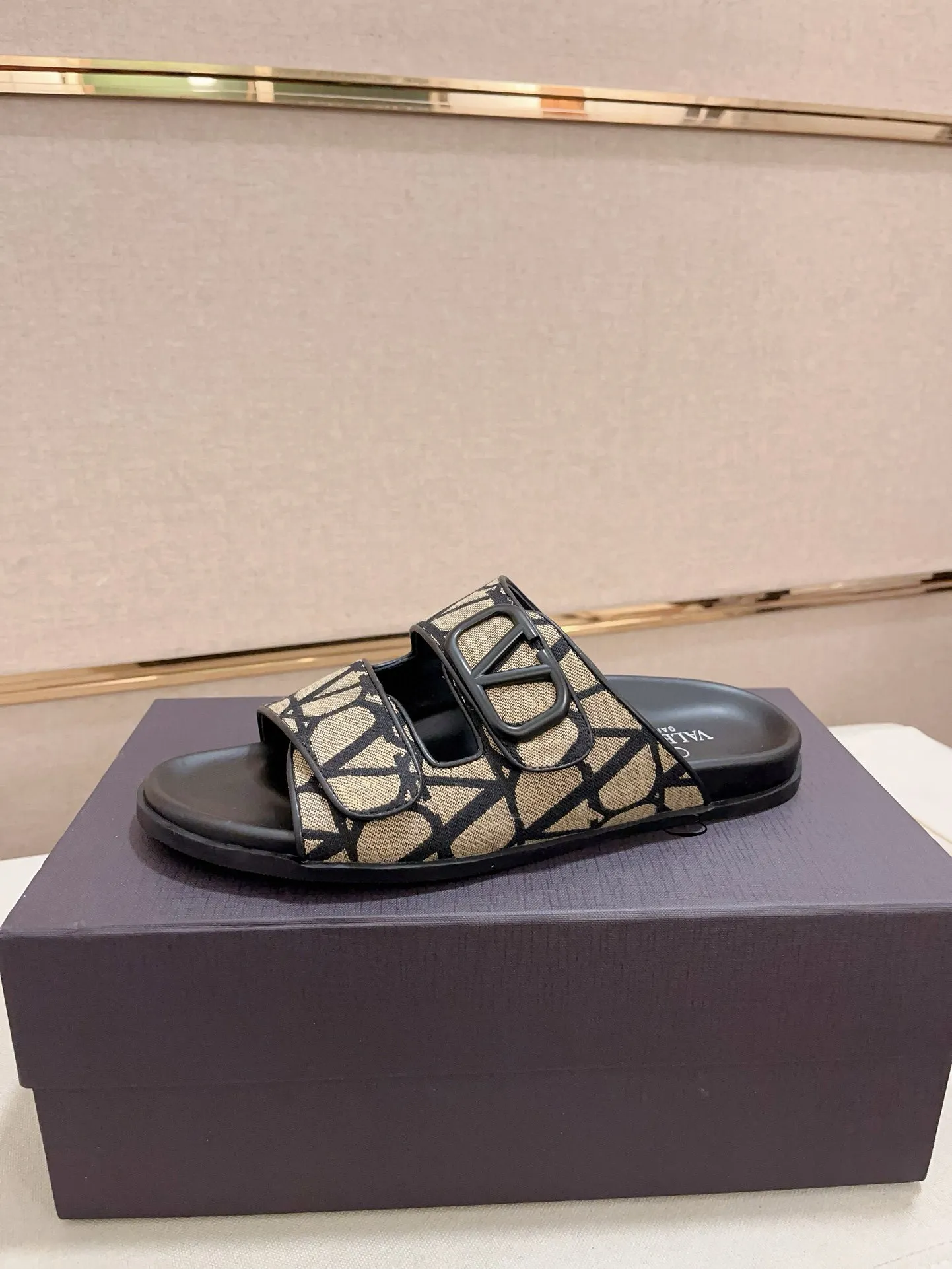 Men's shoes💰: 440💰[Valentino] New men's boutique slippers, counter quality, classic plaid, the actual workmanship is quite complex🔰The uppers are made of imported fabrics➕🐑Sheepskin lining, which tests the craftsman's craftsmanship➕original PU outsole. Size: 38-44 (45 can be customized, non-refundable)